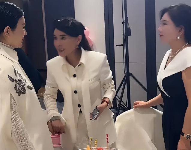 我滴妈呀，张纪中藏了多年的“体面”，被一瓶可乐撕了个粉碎！