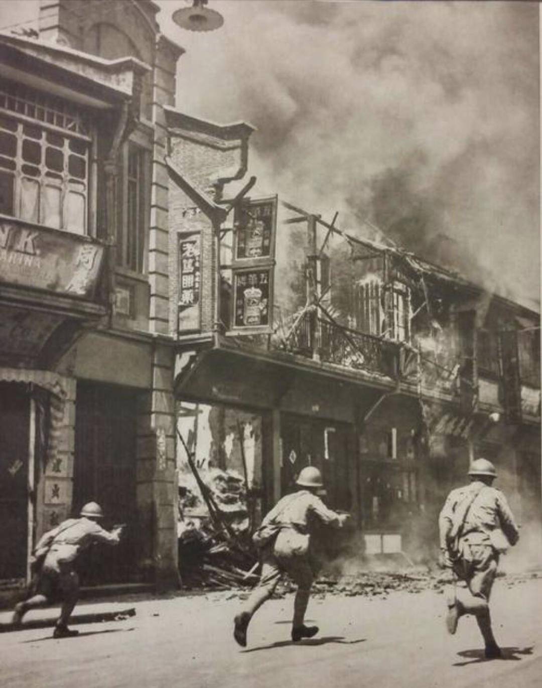 1937年，姚子青500百壮士死守宝山，敌人亦为之鸣枪致敬