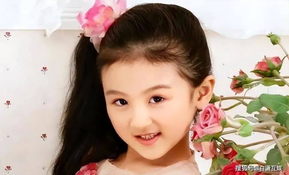 陆子艺：6岁被成龙抱着上春晚，却因长相被骂退圈出国，如今怎么样了？