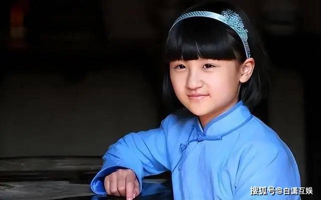 陆子艺：6岁被成龙抱着上春晚，却因长相被骂退圈出国，如今怎么样了？