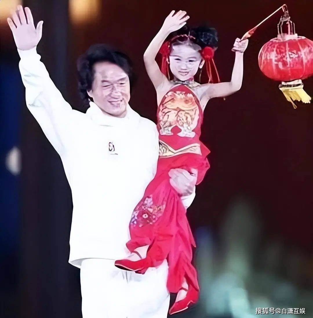 陆子艺：6岁被成龙抱着上春晚，却因长相被骂退圈出国，如今怎么样了？