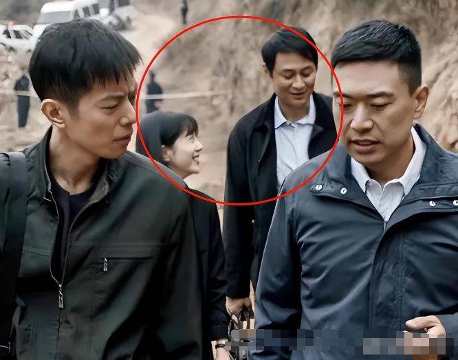 《我是刑警》穿帮瞬间，公安局牌子装反我忍，这个偷笑真的忍不了