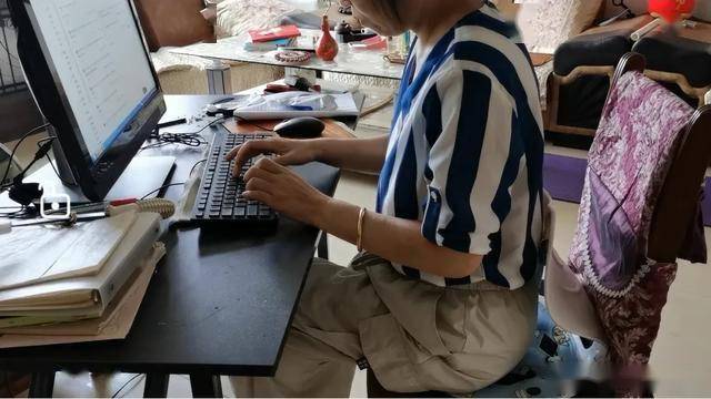 我努力的意义是让孩子站在我的肩膀上，去看那些我未曾看过的风景
