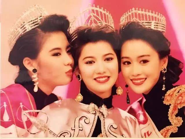 梁小冰鼻塌个矮算大美人吗？看她与袁咏仪的合照，就有答案了