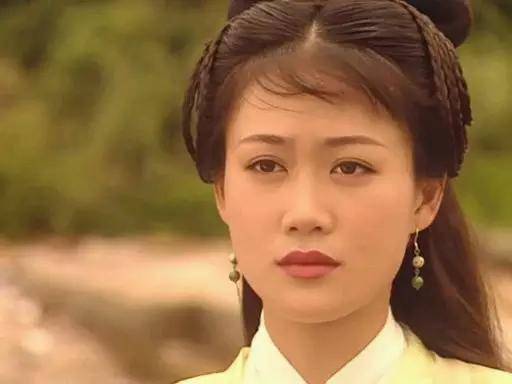 梁小冰鼻塌个矮算大美人吗？看她与袁咏仪的合照，就有答案了