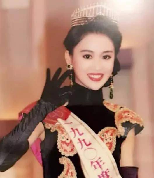 梁小冰鼻塌个矮算大美人吗？看她与袁咏仪的合照，就有答案了