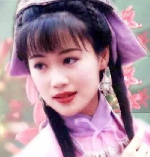 梁小冰鼻塌个矮算大美人吗？看她与袁咏仪的合照，就有答案了