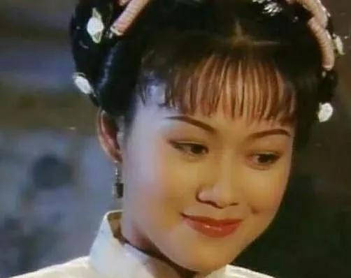 梁小冰鼻塌个矮算大美人吗？看她与袁咏仪的合照，就有答案了
