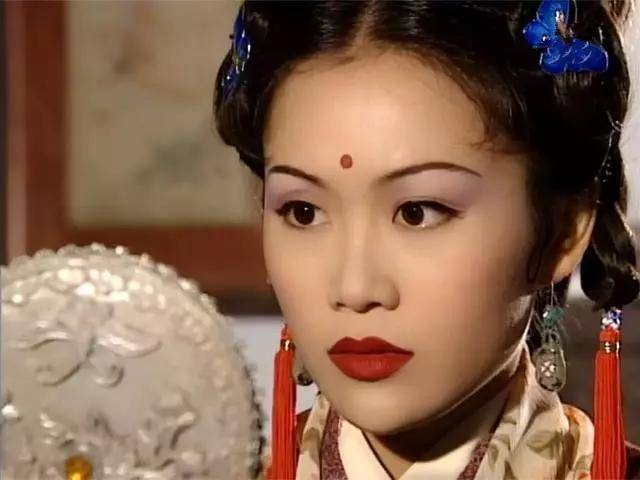 梁小冰鼻塌个矮算大美人吗？看她与袁咏仪的合照，就有答案了