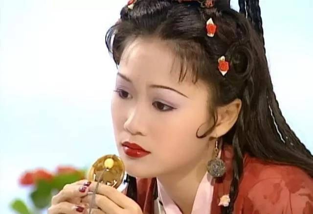 梁小冰鼻塌个矮算大美人吗？看她与袁咏仪的合照，就有答案了