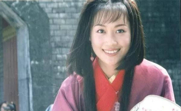 梁小冰鼻塌个矮算大美人吗？看她与袁咏仪的合照，就有答案了