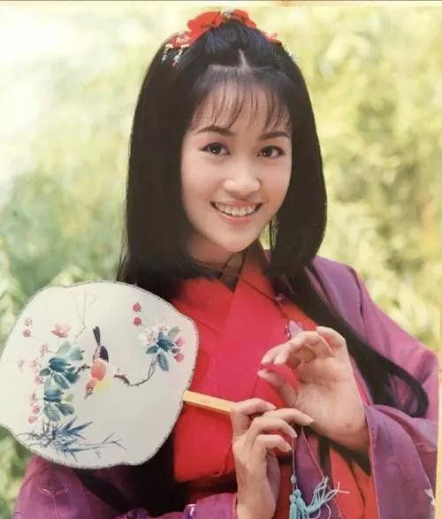 梁小冰鼻塌个矮算大美人吗？看她与袁咏仪的合照，就有答案了