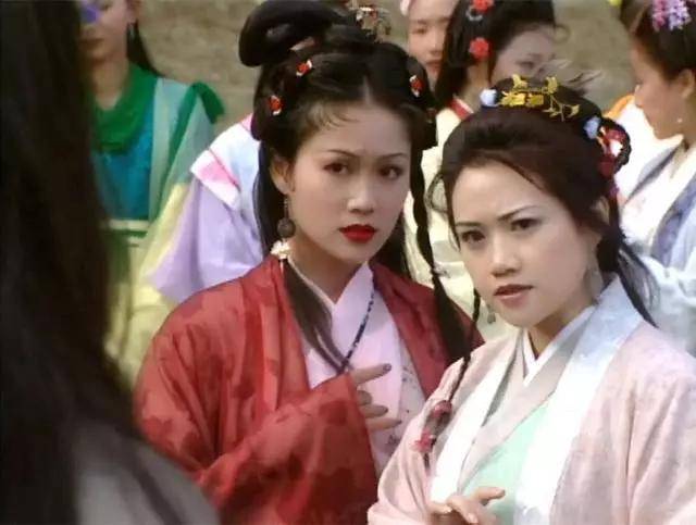梁小冰鼻塌个矮算大美人吗？看她与袁咏仪的合照，就有答案了