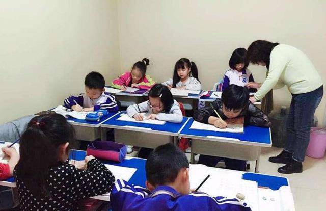 看了39年前被偷拍的中国孩子，你就知道今天的孩子有多可怜了