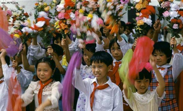 看了39年前被偷拍的中国孩子，你就知道今天的孩子有多可怜了