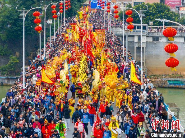 38米大金龙亮相广西藤县 龙狮巡游传递新春祝福
