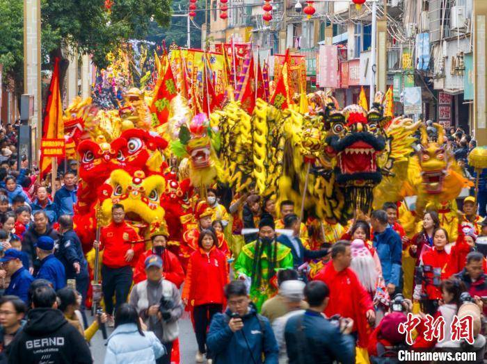 38米大金龙亮相广西藤县 龙狮巡游传递新春祝福