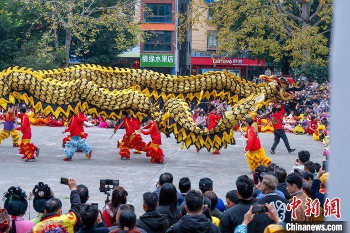 38米大金龙亮相广西藤县 龙狮巡游传递新春祝福