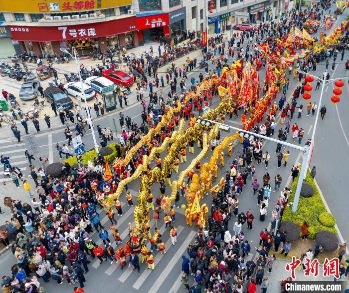 38米大金龙亮相广西藤县 龙狮巡游传递新春祝福