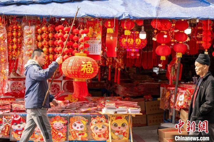 实拍广西梧州年货街：街区张灯结彩一片红火