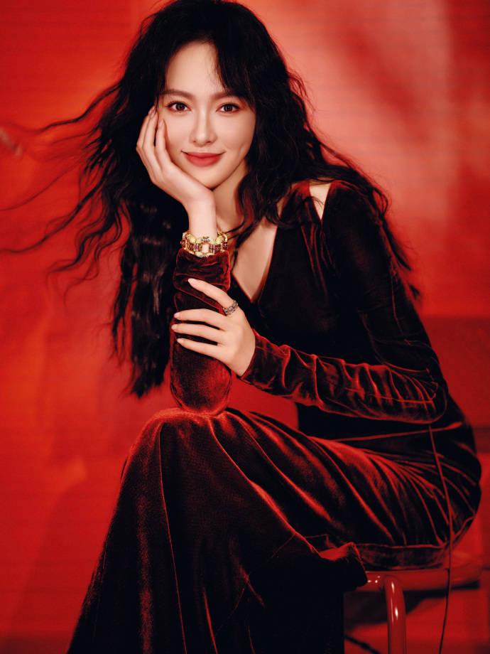 唐嫣公开行程受期待，一袭红裙美如新娘，与罗晋恩爱甜蜜惹人羡