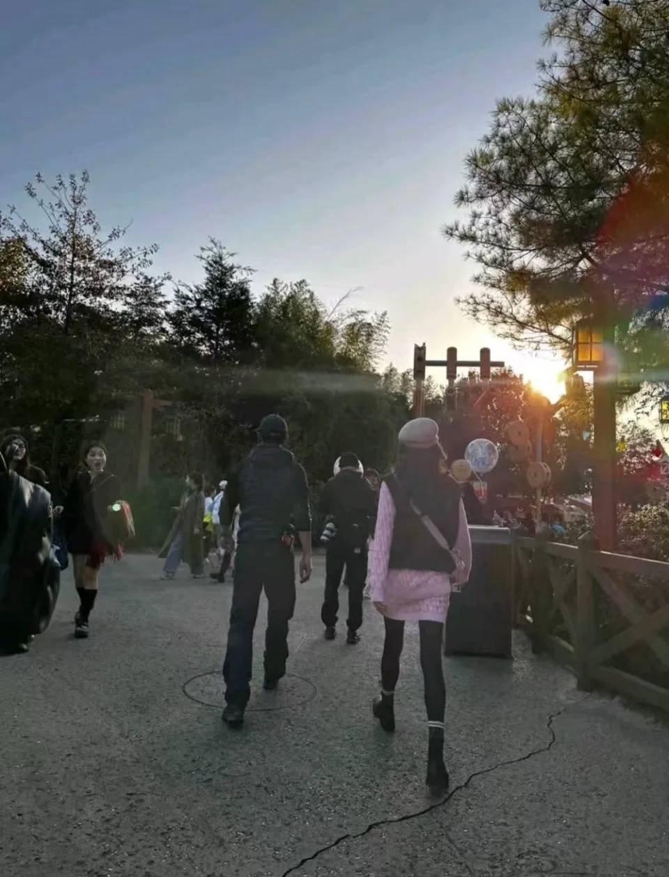 唐嫣公开行程受期待，一袭红裙美如新娘，与罗晋恩爱甜蜜惹人羡