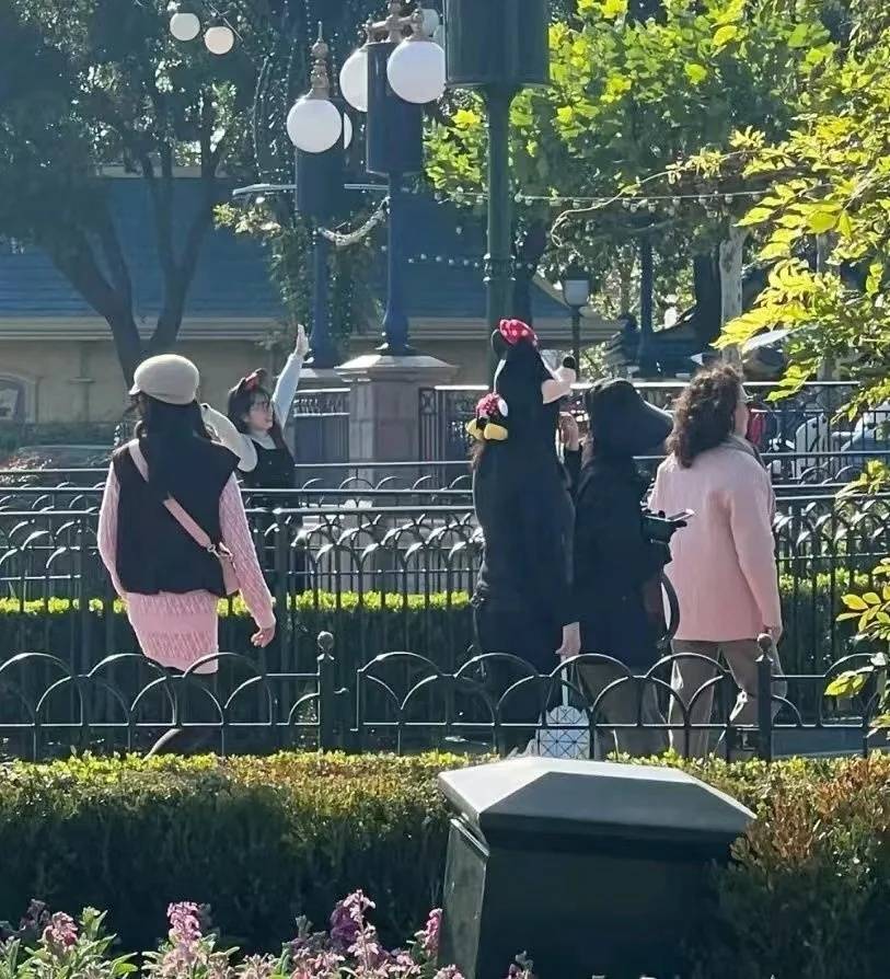 唐嫣公开行程受期待，一袭红裙美如新娘，与罗晋恩爱甜蜜惹人羡