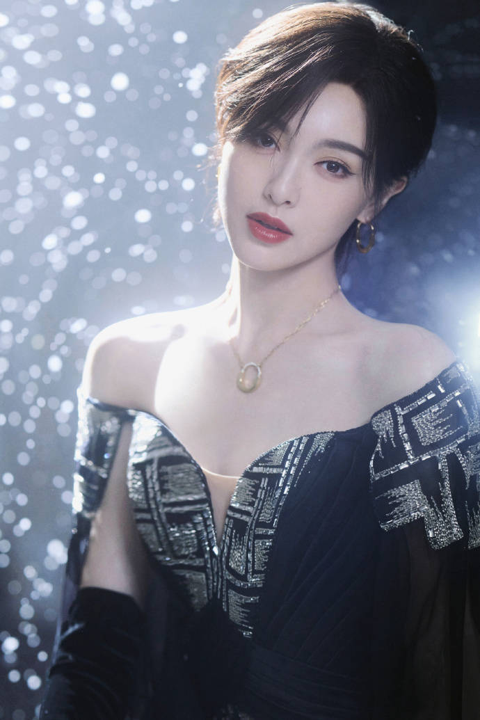 唐嫣公开行程受期待，一袭红裙美如新娘，与罗晋恩爱甜蜜惹人羡