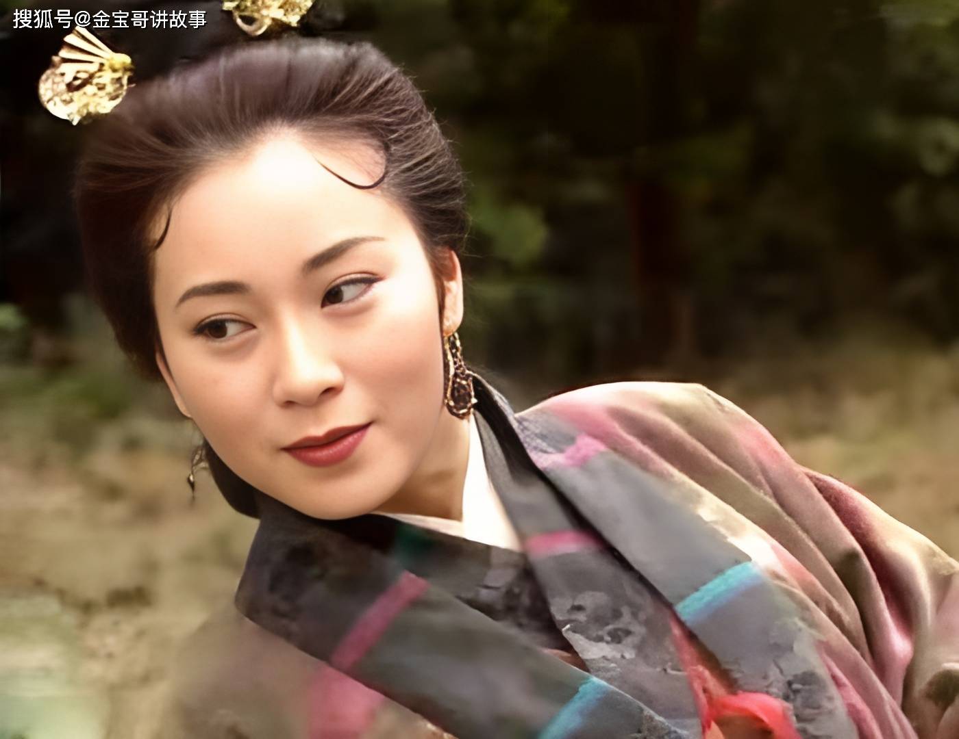 难怪金庸不让张无忌娶黄衫女，你看黄衫女是谁所生？黄蓉道出关键