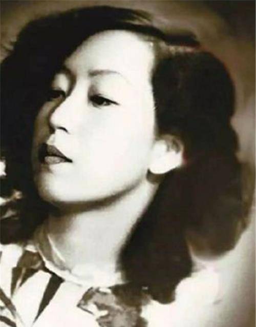 父亲抽鸦片把家产挥霍光，母亲卖古董供她上学，她却说：我恨母亲