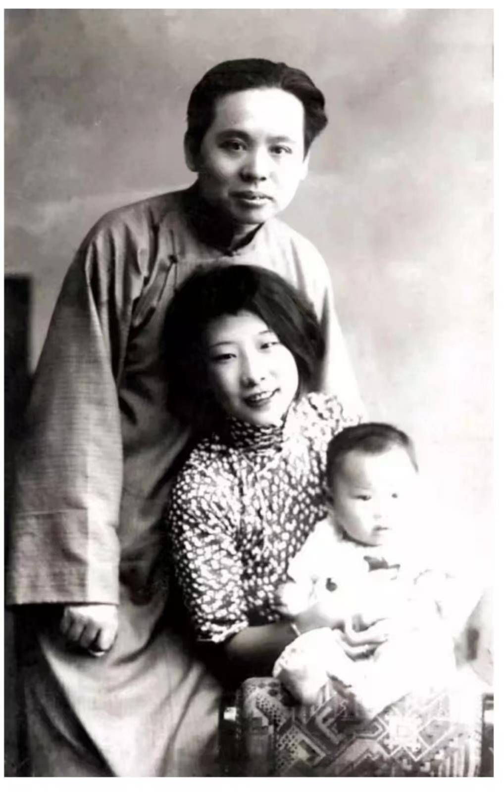 新婚夜，张恨水扔下新娘的大红盖头逃出洞房：娘啊，我要退婚