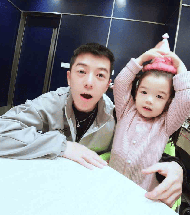 王栎鑫少白头遗传给女儿，唯伊才9岁就有白发，吴雅婷直呼很心疼
