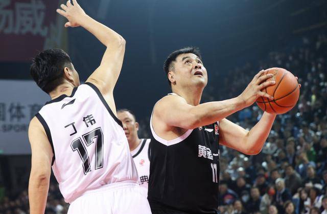 CBA全明星元老赛：王治郅丢绝平三分无缘21分逆转 众传奇秀球技