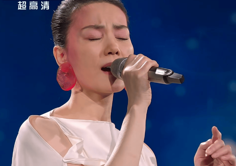 春晚众星怼脸状态：王菲大粗眉抢镜，宋佳腮红过重，关晓彤肿了