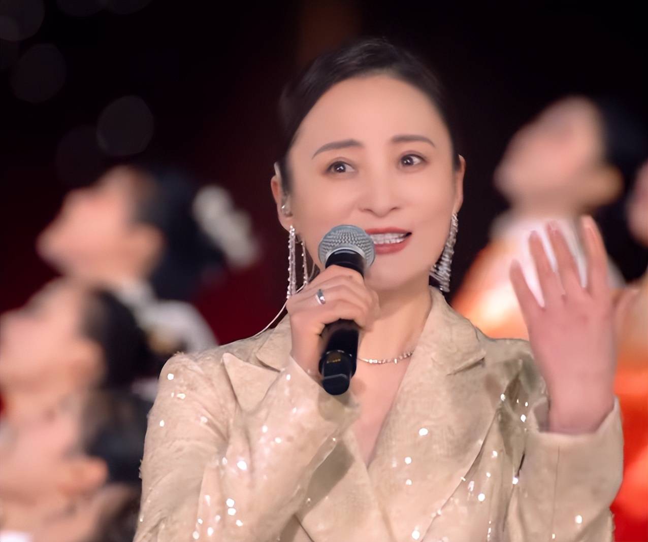 春晚众星怼脸状态：王菲大粗眉抢镜，宋佳腮红过重，关晓彤肿了