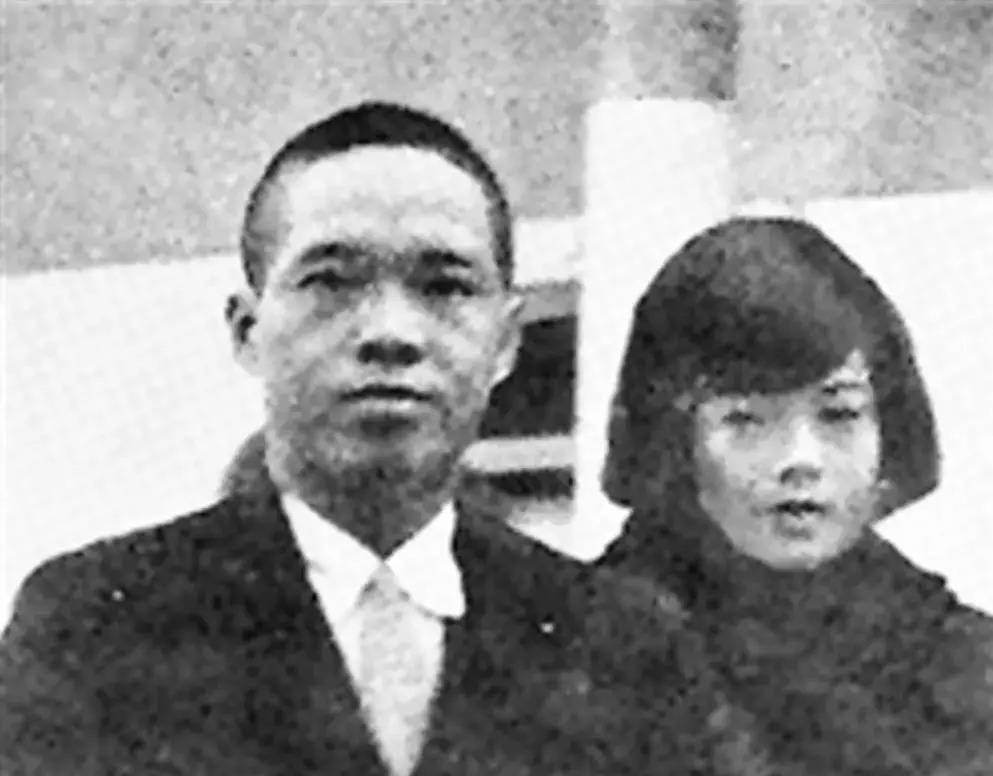 她婉拒一众高官追求，唯钟情一落魄小连长，最终连长变“南天王”