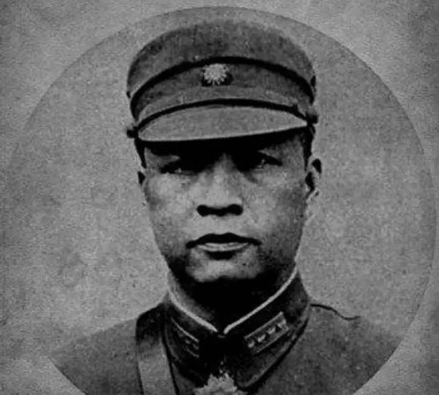 她婉拒一众高官追求，唯钟情一落魄小连长，最终连长变“南天王”
