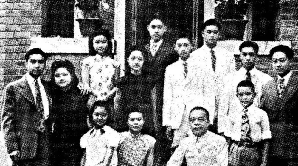 她婉拒一众高官追求，唯钟情一落魄小连长，最终连长变“南天王”