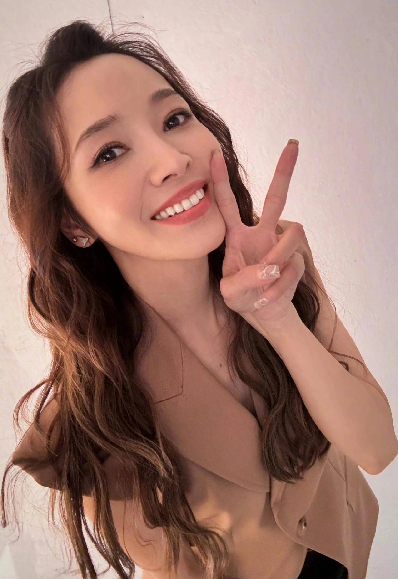 央妈点名了！众星转发支援侯佩岑，未交作业的王心凌杨丞琳麻烦了