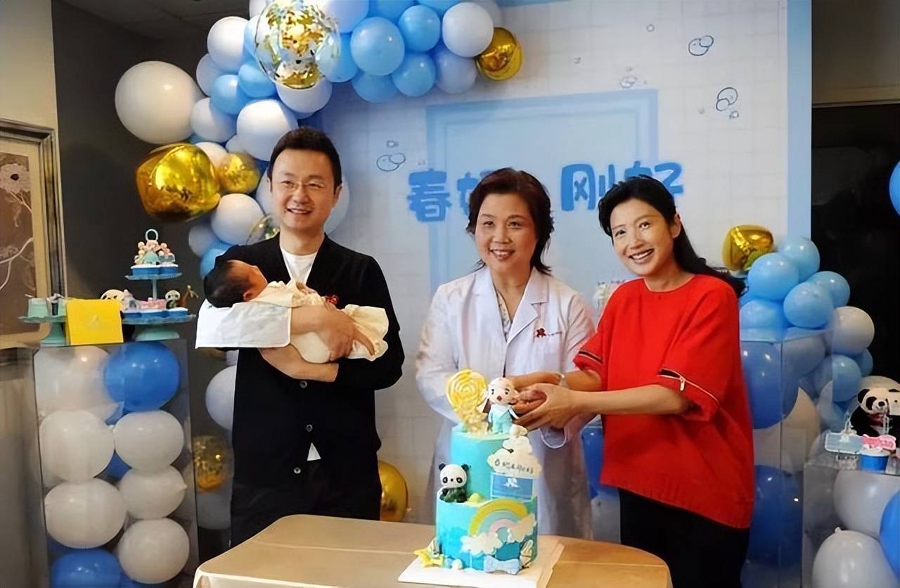 春妮：23岁嫁蒋虎，40岁嫁刚强，41岁生子，如今生活非常幸福！