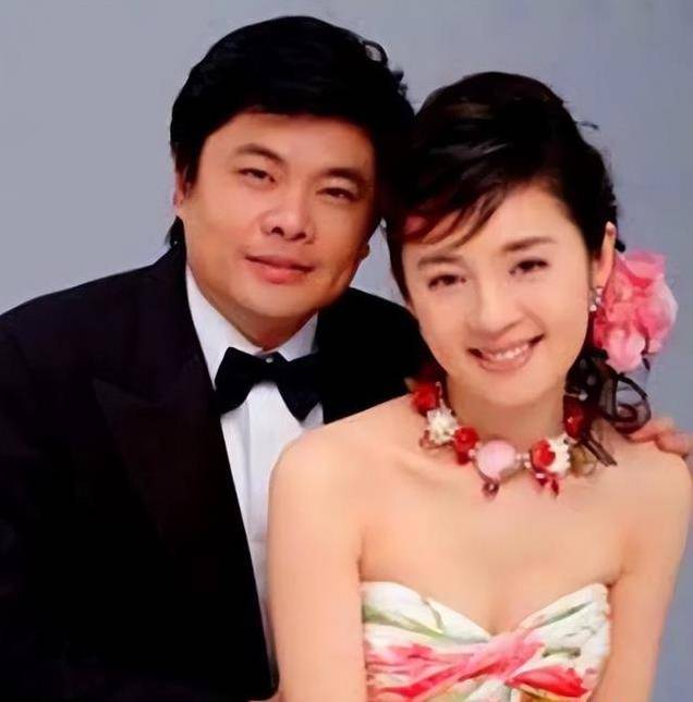 春妮与蒋虎离婚16年，她40岁嫁给刚强生一子，他52岁依然单身无孩
