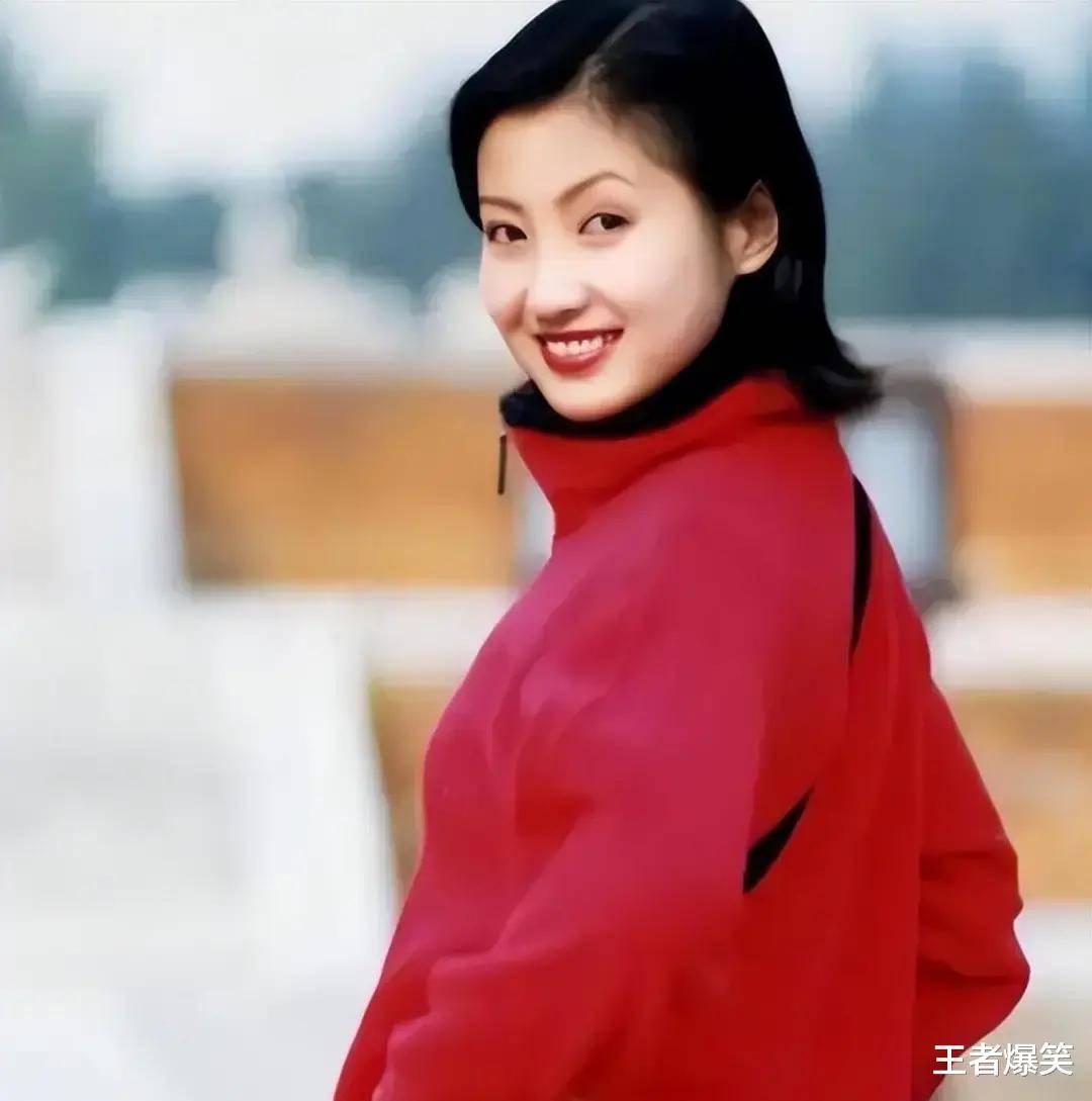 北京台一姐春妮：和蒋虎离婚15年，40岁嫁刚强生一子，今美且知性