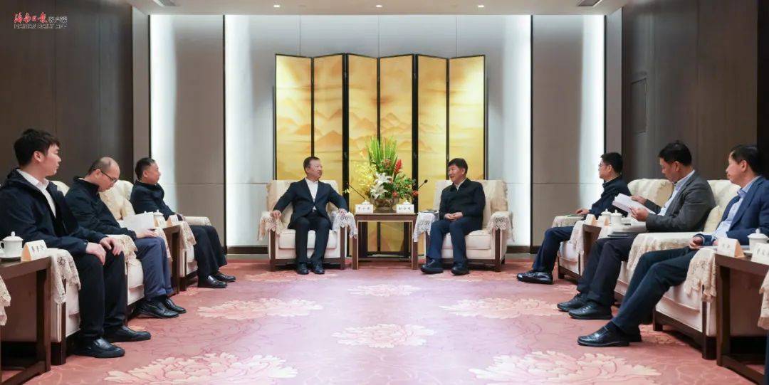 刘小明会见最高人民法院副院长贺小荣